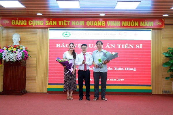 Nghiên cứu sinh Nguyễn Tuấn Hùng cùng hai giảng viên hướng dẫn PGS.TS. Hoàng Thái Đại (bên phải) và TS. Thái Thị Quỳnh Như (bên trái) 