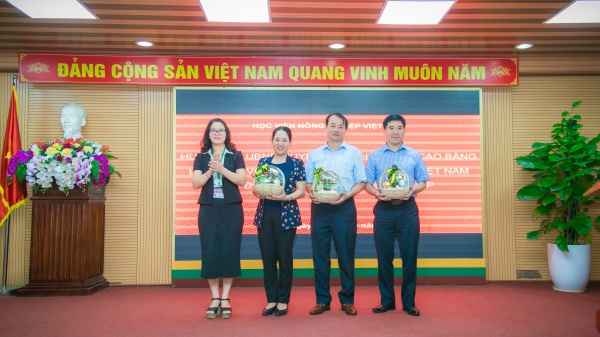 Học viện Nông nghiệp Việt Nam tặng quà lưu niệm cho đoàn công tác huyện Phục Hòa, tỉnh Cao Bằng