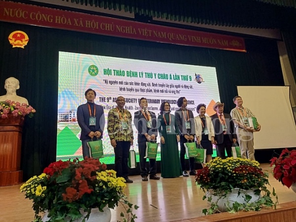 Giám đốc Học viện Nông nghiệp Việt Nam Nguyễn Thị Lan (thứ ba từ trái qua) và các diễn giả tại Hội thảo