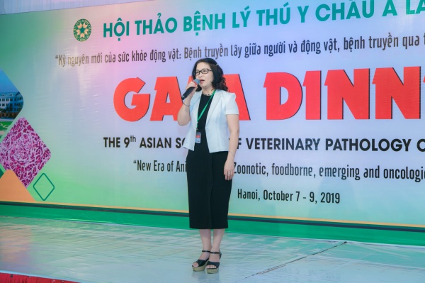 GS.TS. Nguyễn Thị Lan – Chủ tịch Hội Bệnh lý Thú y châu Á, Giám đốc Học viện Nông nghiệp Việt Nam phát biểu khai mạc đêm Gala Dinner