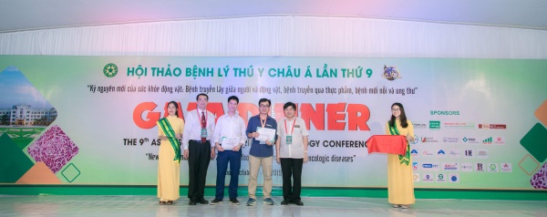 PGS.TS. Bùi Trần Anh Đào – Phó Trưởng khoa phụ trách khoa Thú y và PGS.TS. Trịnh Đình Thâu – Nguyên Trưởng khoa Thú y trao chứng nhận cho các doanh nghiệp tài trợ Hội thảo