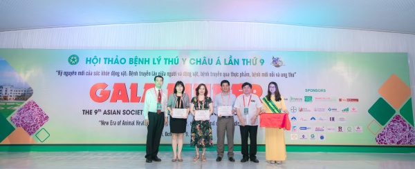 PGS.TS. Bùi Trần Anh Đào – Phó Trưởng khoa phụ trách khoa Thú y và PGS.TS. Trịnh Đình Thâu – Nguyên Trưởng khoa Thú y trao chứng nhận cho các doanh nghiệp tài trợ Hội thảo