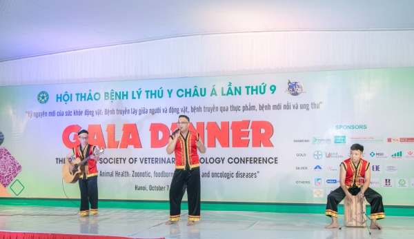 Mở đầu buổi văn nghệ là tiết mục “Hello Việt Nam” do bạn Nguyễn Thị Ngọc Ánh – Hội Sinh viên Học viện trình bày