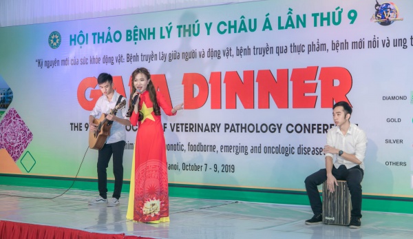 “Ly cà phê ban mê” với giọng hát đầy nội lực của sinh viên Nguyễn Mai Thắng đến từ Liên chi hội khoa Thú y