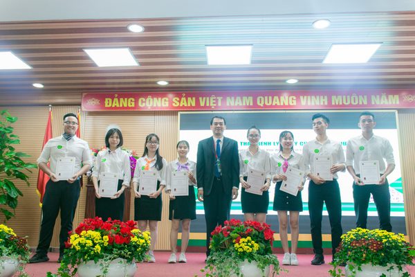 PGS.TS. Bùi Trần Anh Đào – Phó Trưởng khoa phụ trách khoa Thú y trao giấy chứng nhận cho các tình nguyện viên