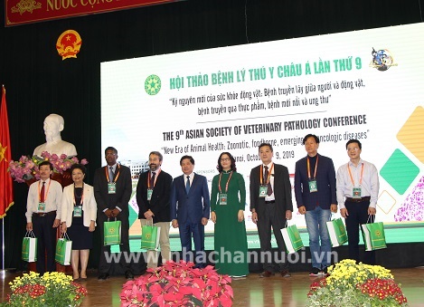 Các diễn giả chính tại Hội thảo chụp ảnh lưu niệm với lãnh đạo Học viện Nông nghiệp Việt Nam và Bộ NN&PTNT