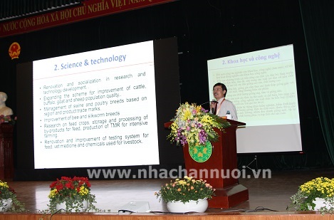 Ông Nguyễn Xuân Dương – Quyền Cục trưởng Cục Chăn nuôi trình bày báo cáo: Ngành chăn nuôi Việt Nam: Những cơ hội, thách thức và định hướng phát triển tới năm 2030.
