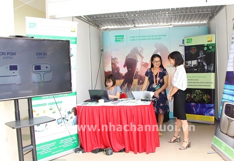 Gian hàng trưng bày, giới thiệu các thiết bị, máy móc phục vụ ngành chăn nuôi thú y của Công ty Cổ phần Thiết bị SISC Việt Nam