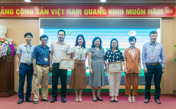 Học viện Nông nghiệp Việt Nam trao chứng nhận cho các đơn vị tài trợ Hội thảo