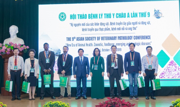 Thứ trưởng Lê Quốc Doanh, GS.TS. Nguyễn Thị Lan và các nhà khoa học trình bày báo cáo tại Hội thảo
