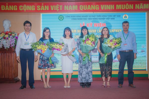 GS.TS. Phạm Văn Cường và TS. Nguyễn Tất Thắng gửi tặng những bó hoa tươi thắm tới đại diện khách mời và cán bộ, viên chức nữ của Học viện
