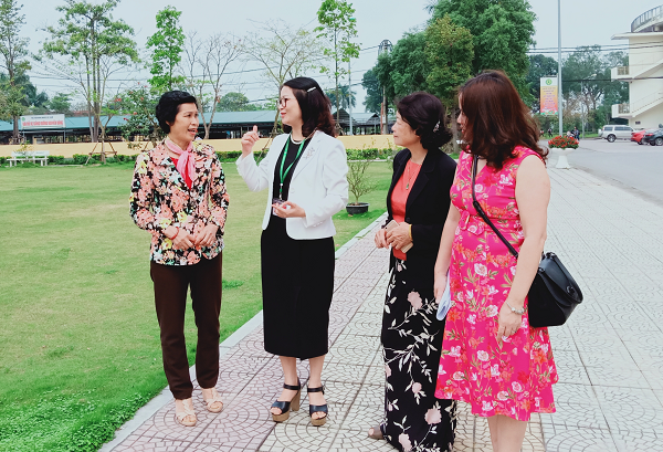 GS. TS. Nguyễn Thị Lan (thứ hai từ trái sang) đang trao đổi, chia sẻ kinh nghiệm với các nhà báo