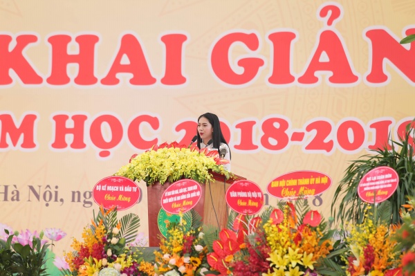 Sinh viên Lê Thị Thùy Linh, đại diện sinh viên Học viện phát biểu tại buổi lễ 