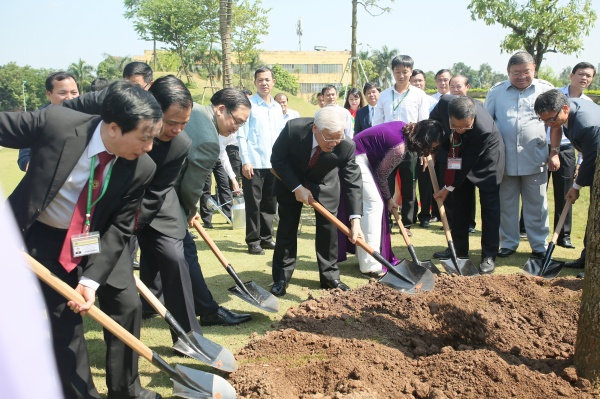 Tổng Bí thư, Chủ tịch nước Nguyễn Phú Trọng và các đồng chí lãnh đạo Đảng, Nhà nước trồng cây lưu niệm tại Học viện 